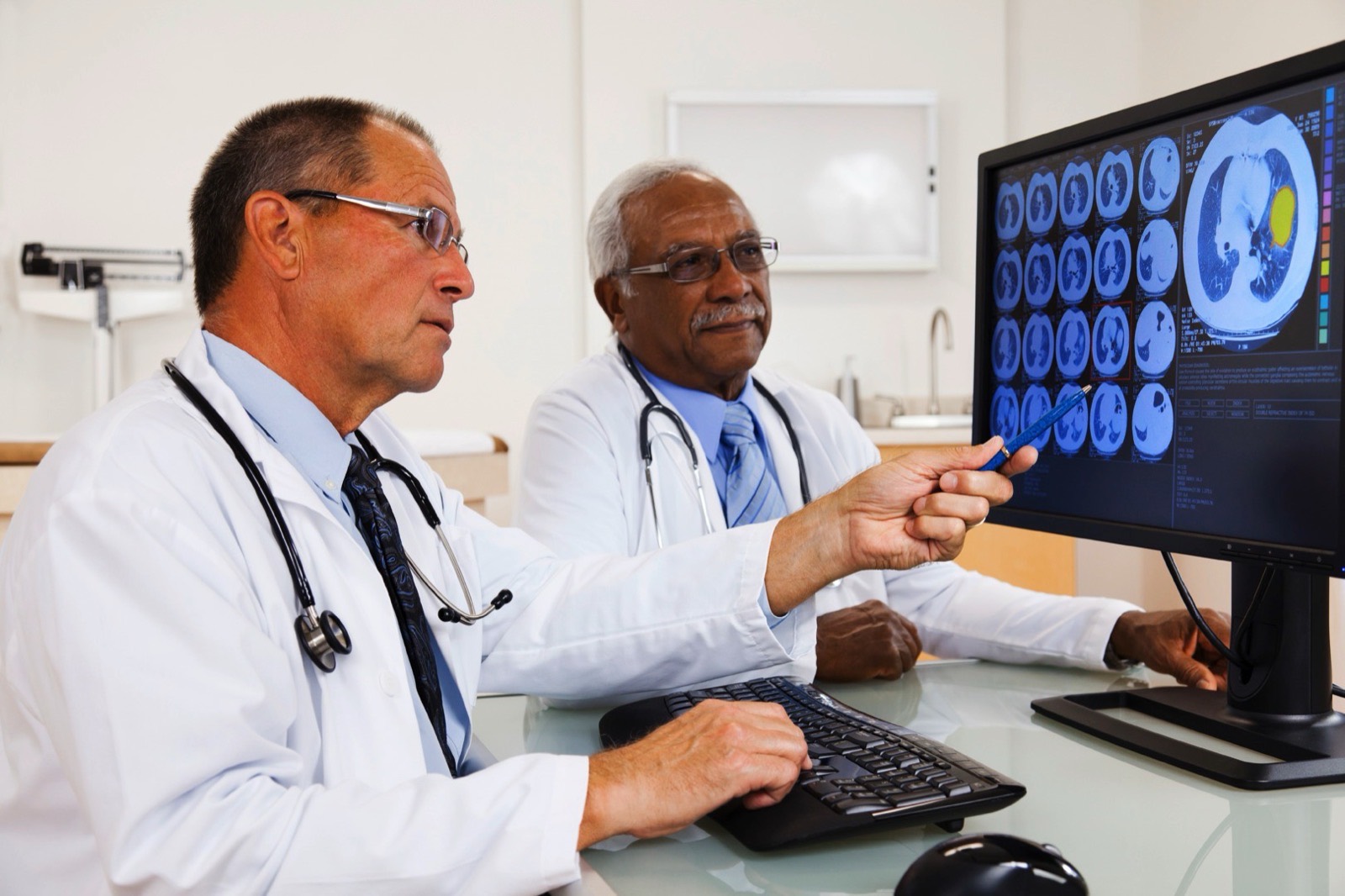 Especialistas revisando estudios médicos